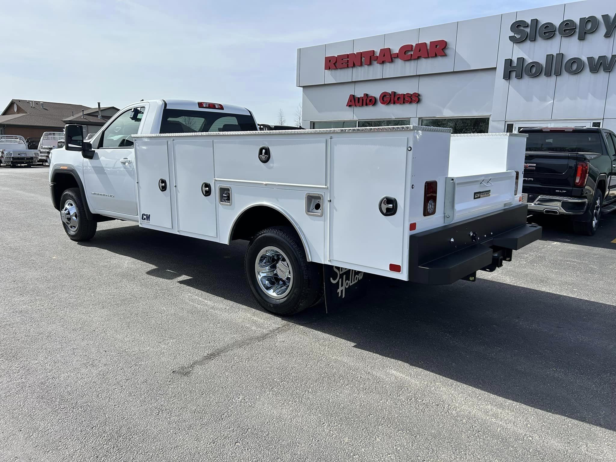 Truck fitted with a white CM Truck Beds service body