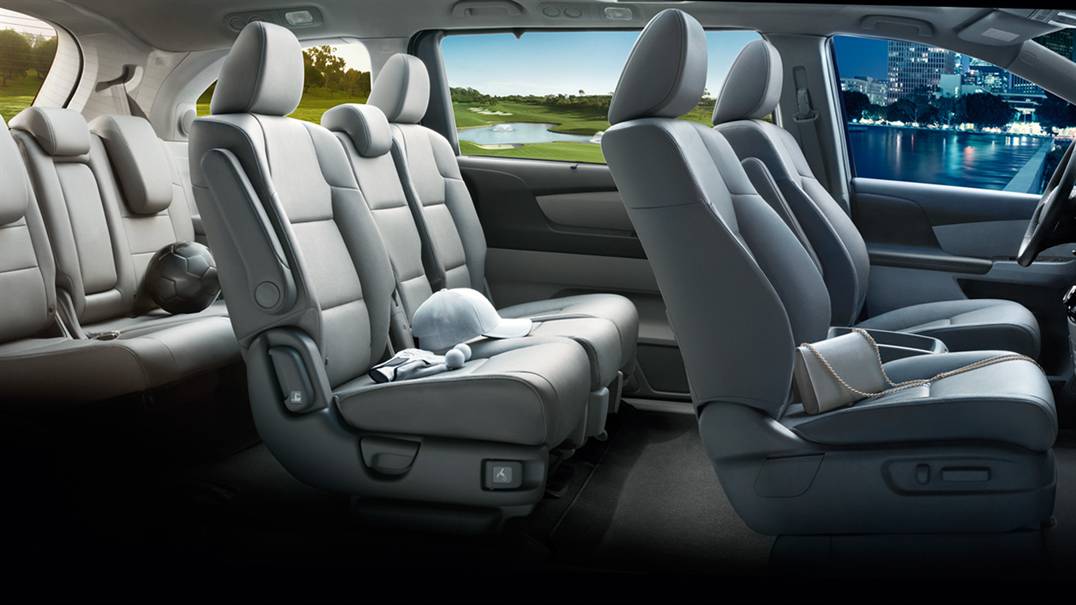 kids minivan at san leandro honda odyssey dealer.jpg