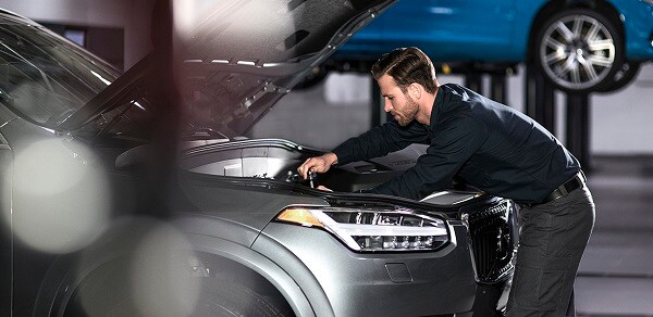 17_volvo_service_underhood_1220x595AA.jpg