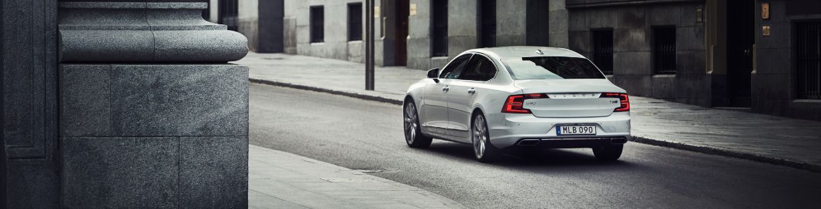 2019 Volvo S90 Sedans.jpg