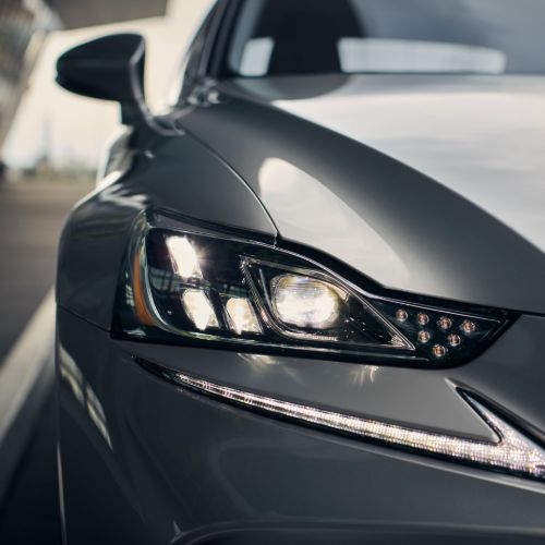 Lexus
IS headlight
