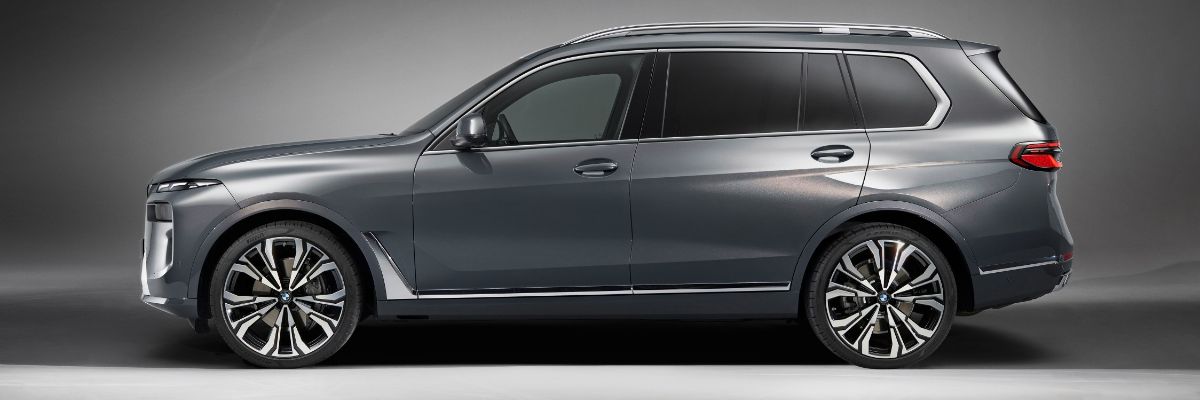 2024 BMW X7 side view of a silver 2024 BMW X7