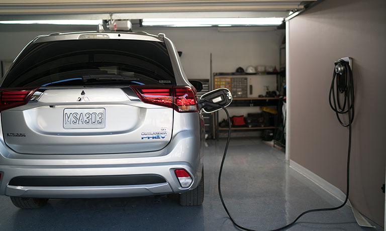 2018 Mitsubishi Outlander PHEV 2018 Mitsubishi Outlander PHEV charging station