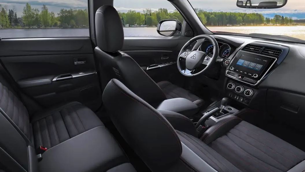 2020_outlander_sport_interior.jpg
