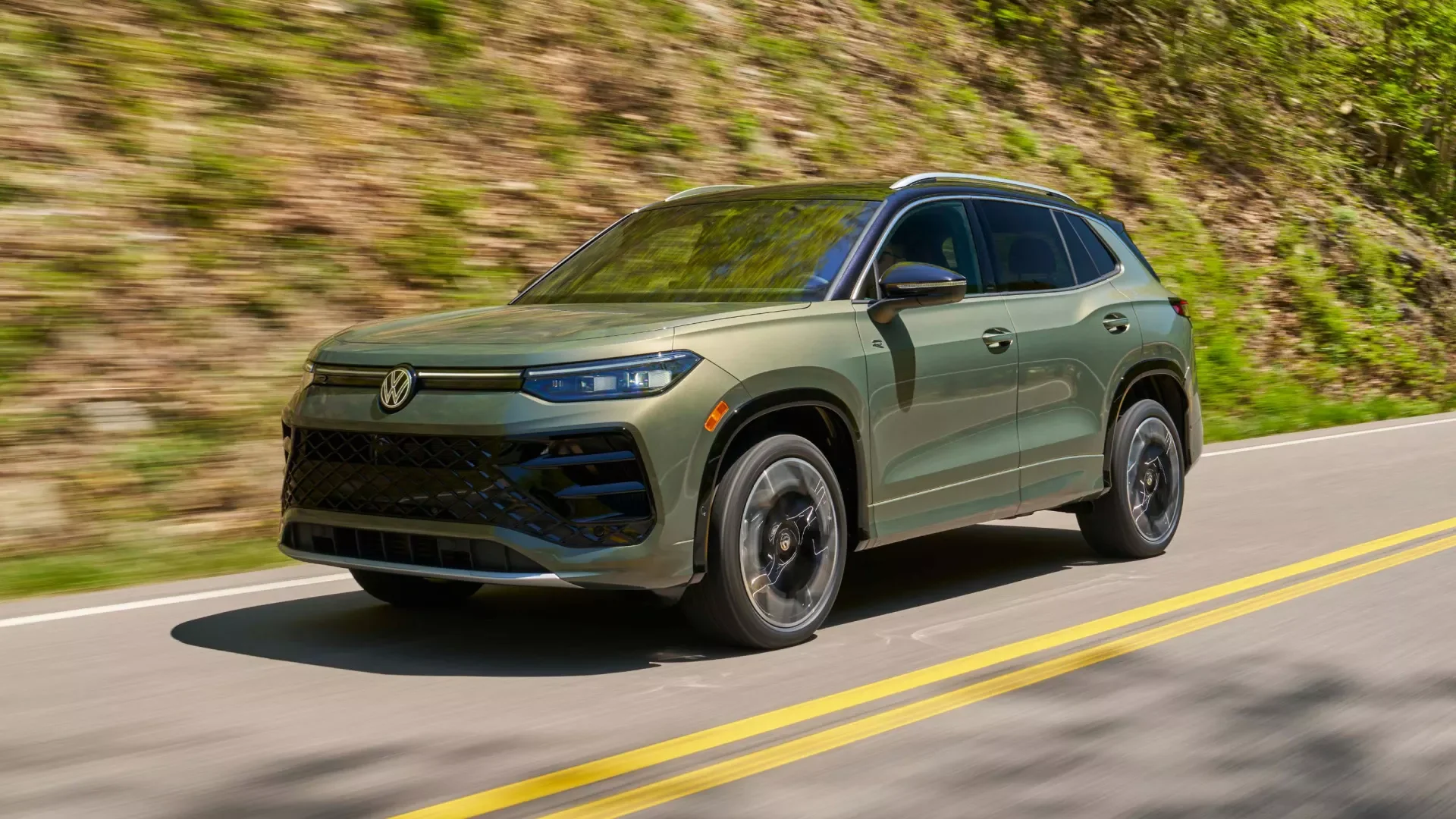2026 Volkswagen Tiguan exterior, front three-quarter view, avocado green with black roof