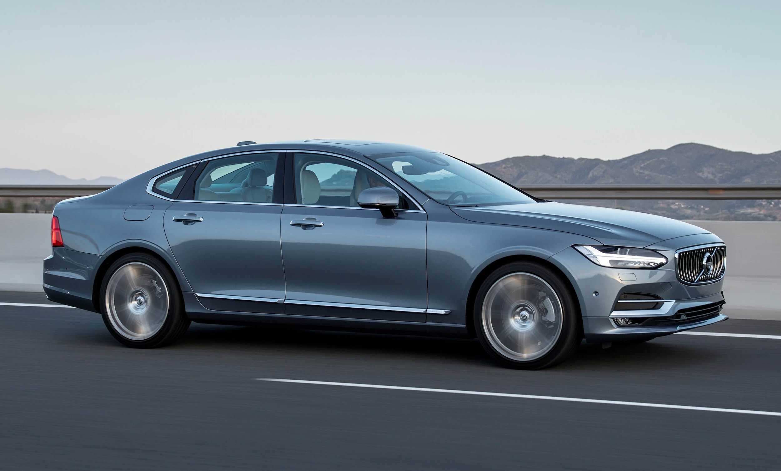192525_New_Volvo_S90_location_driving sm.jpg