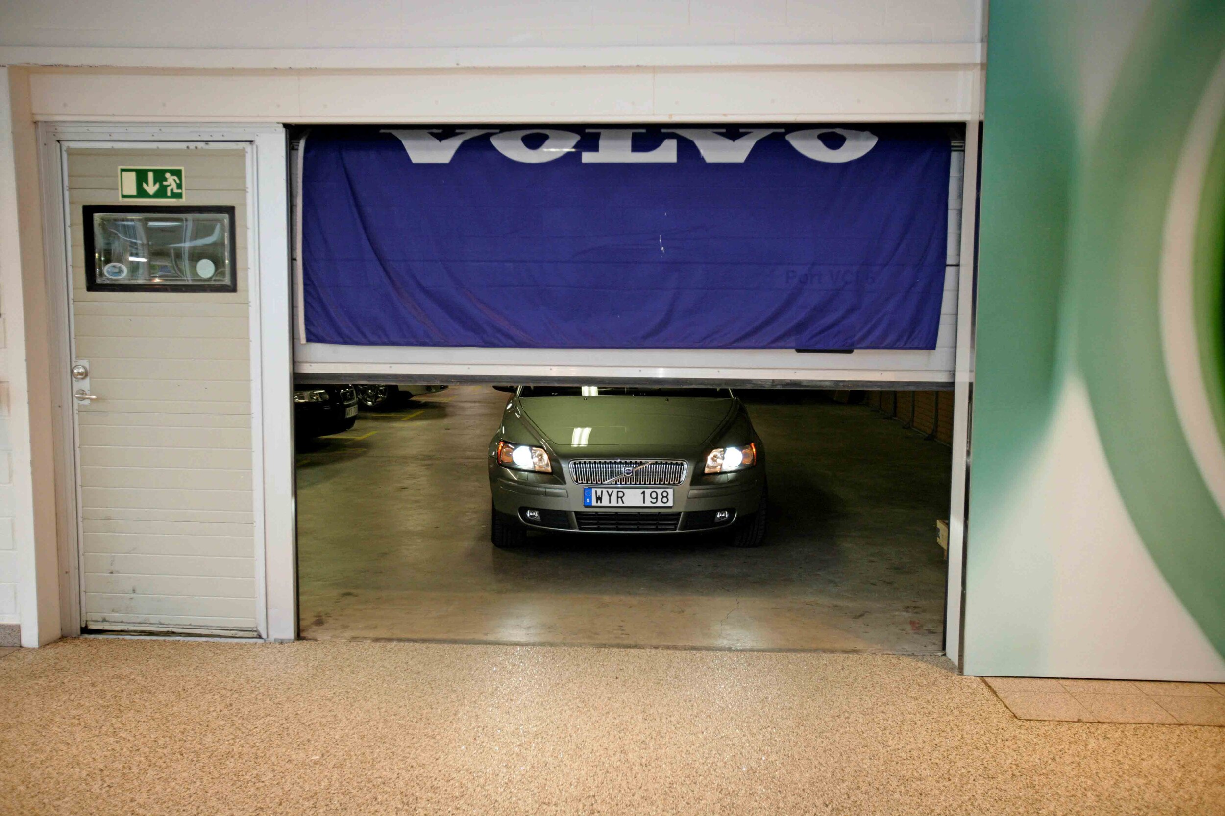 3922_OSD-car-entering-web.jpg