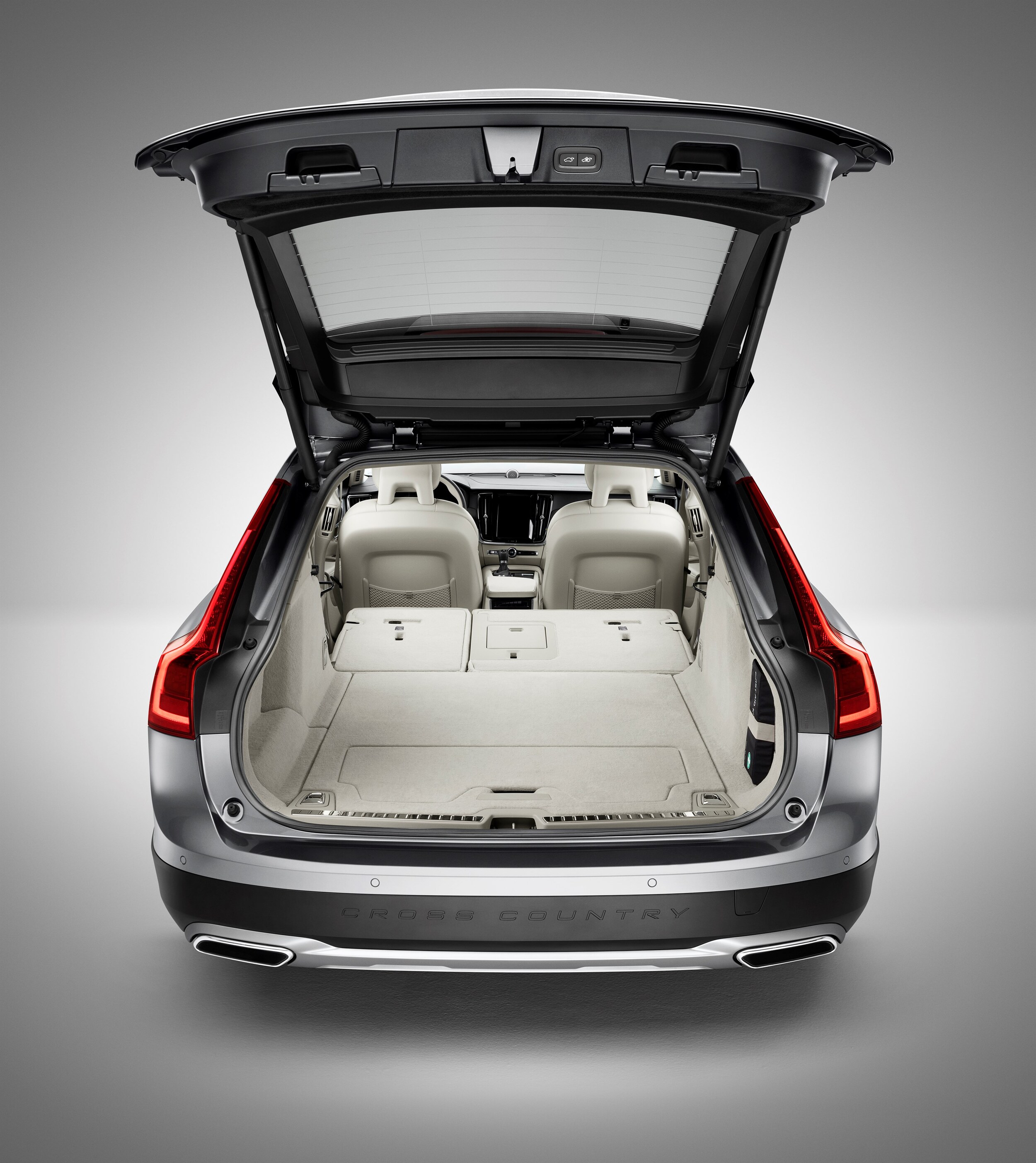 198550_New_Volvo_V90_Cross_Country_detail_loading_space.jpg