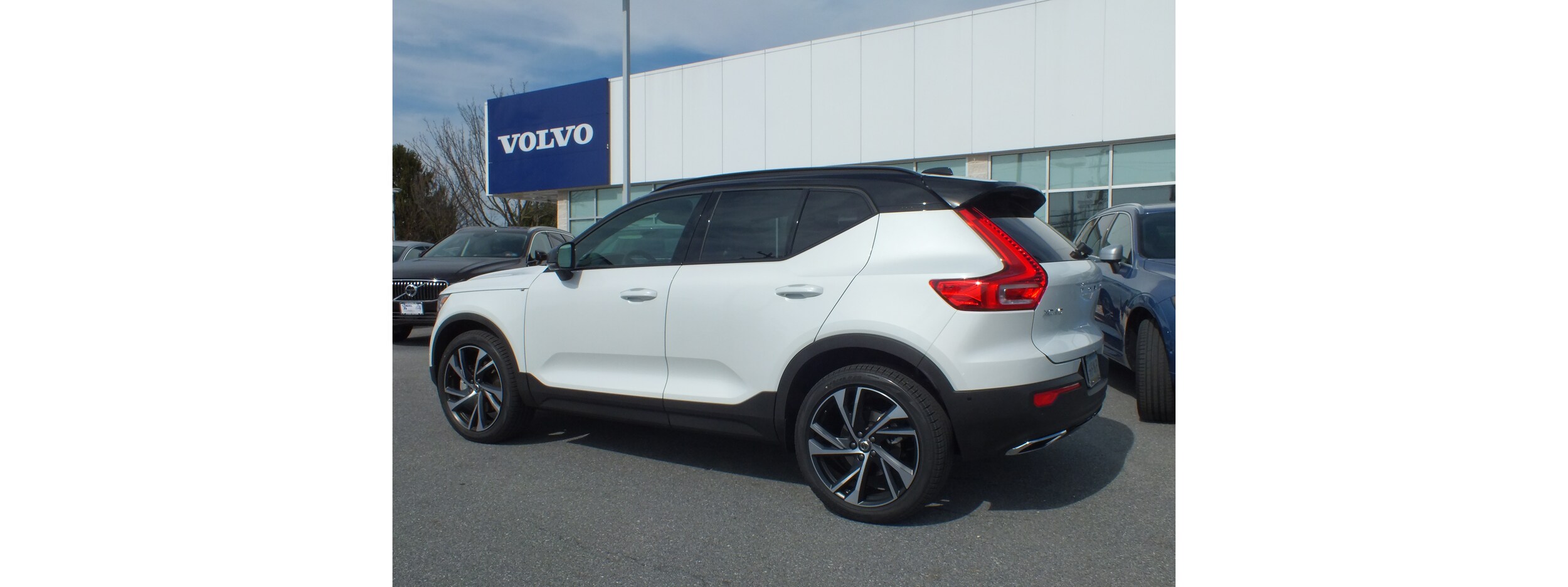 XC40 fnt of showroom for web slide.jpg