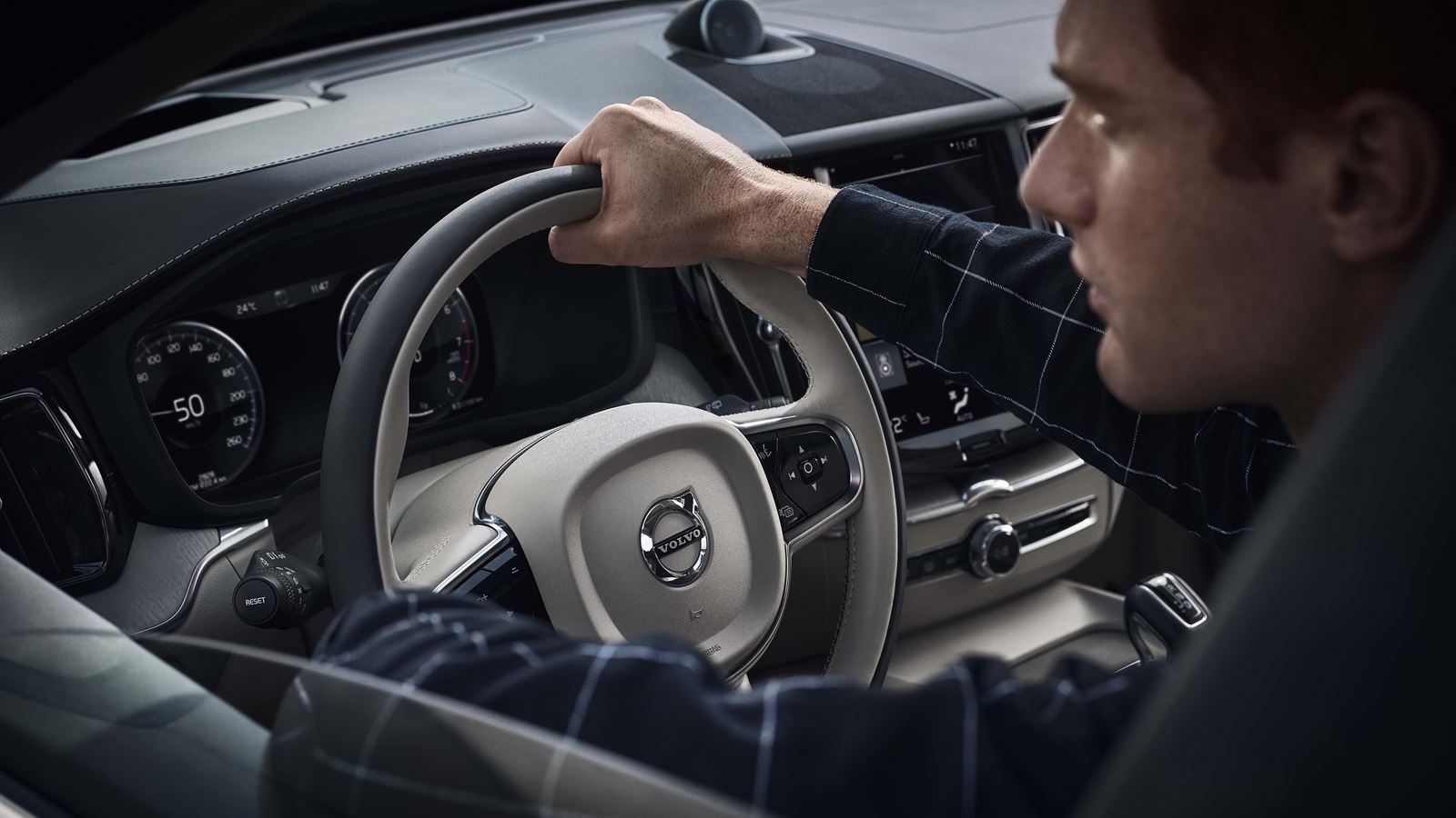 volvo-xc60-interior-steering-wheel-v1.jpg