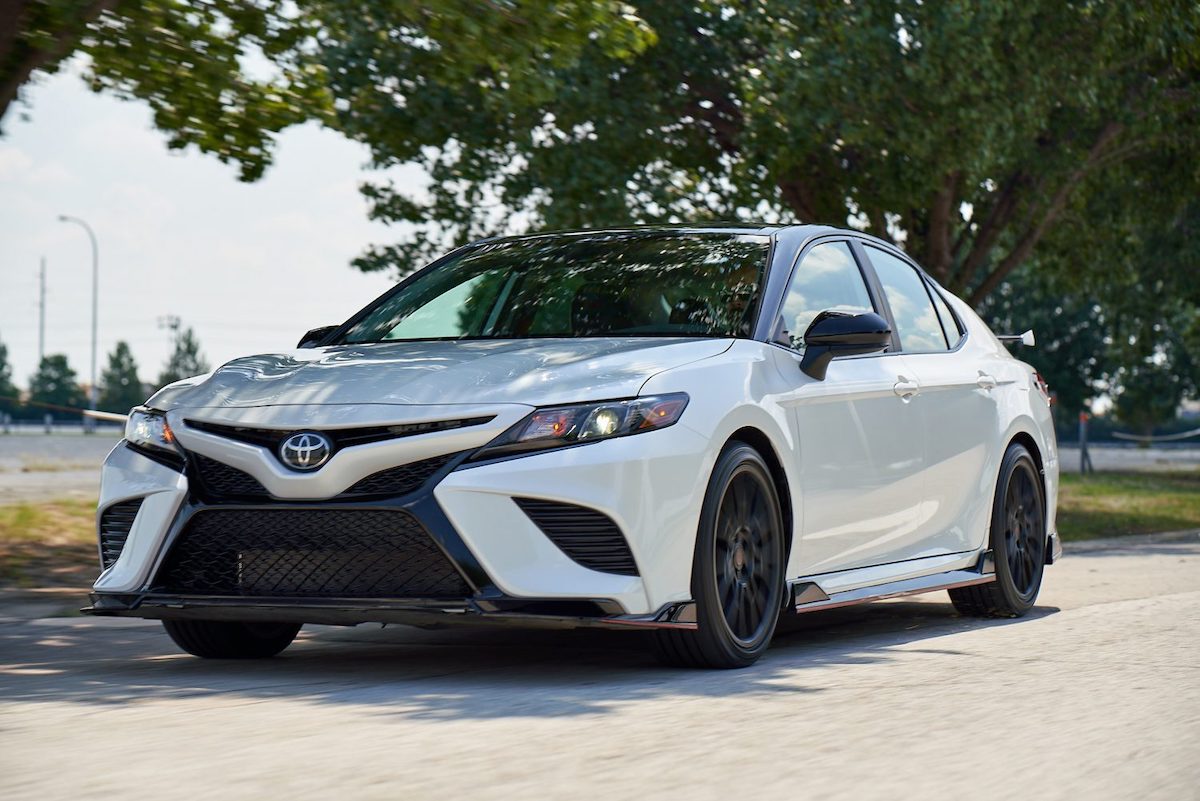 20_CamryTRD_WindchillPearl_MidnightRoof_001-1500x1001.jpg