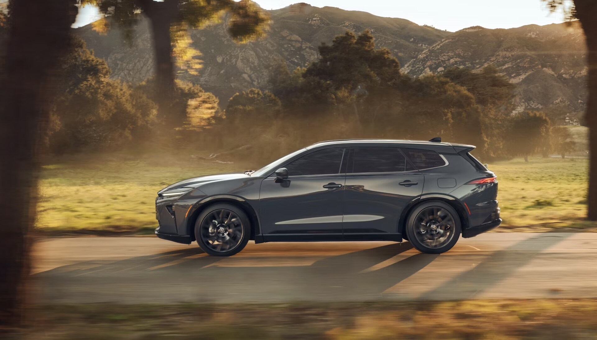New%202025%20Toyota%20Crown%20Signia%20Style%20Comparison.png