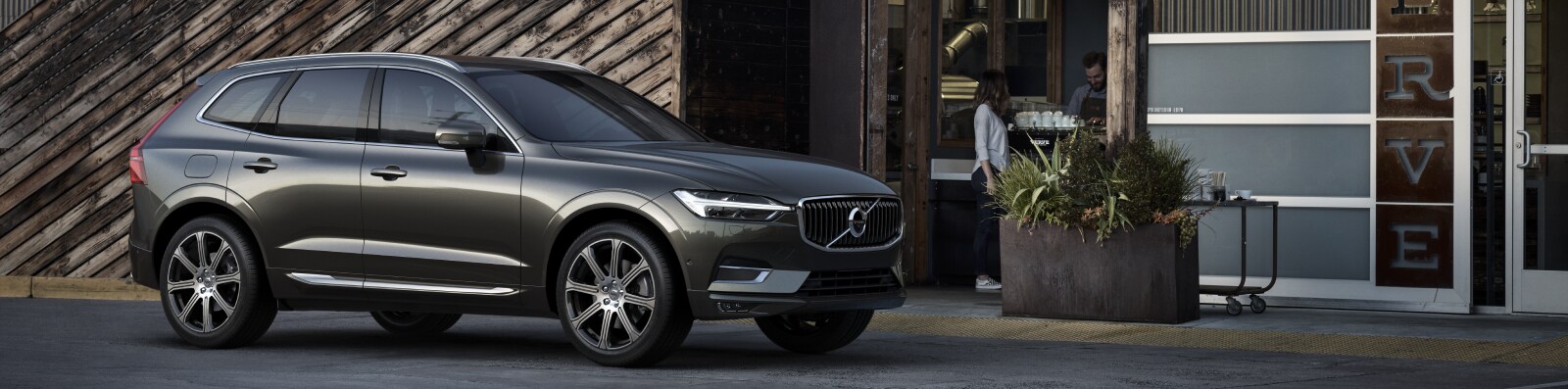 TIM00157_ICE.jpg New Volvo XC60 outside a modern shop
