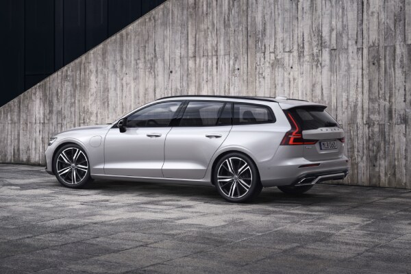TIM00475_RECHARGE.jpg New Volvo V60 plugged in