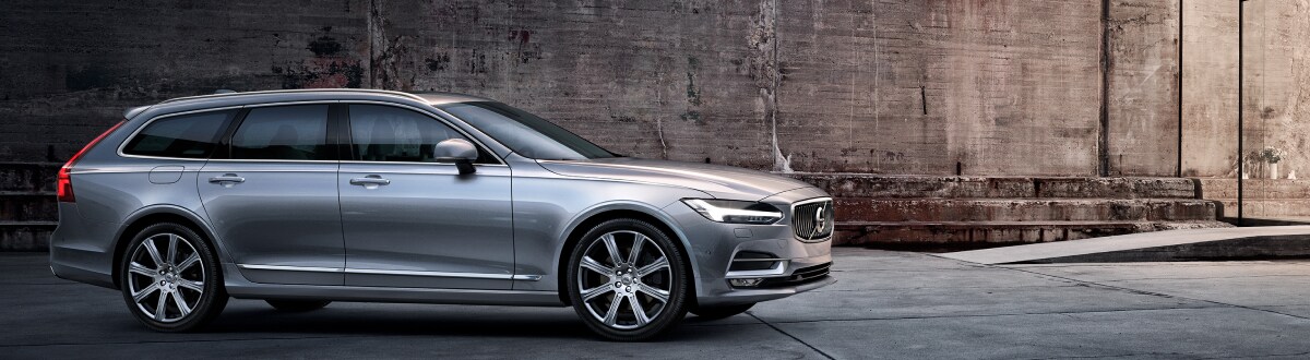 2020-Volvo-V90-Inscription-T6-WheelAddOn-Hatchback-L09 (1).jpg New Volvo V90 outside a modern home