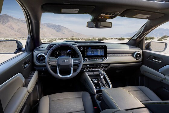 Small_23CHCO35005.jpg New Chevrolet Colorado interior