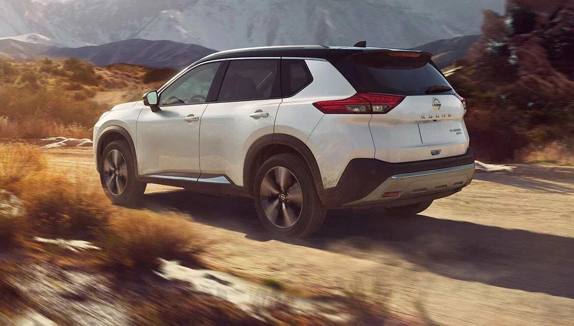 2021-nissan-rogue-big-name-desktop.jpg