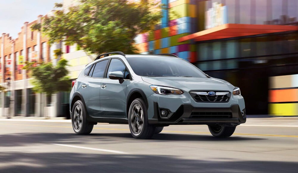 vue latérale avant d'un Subaru Crosstrek 2023 en ville