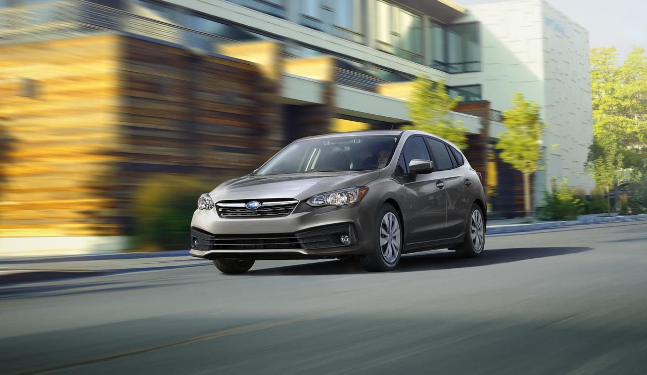 vue latérale avant d'une Subaru Impreza 2023 sur une route en ville