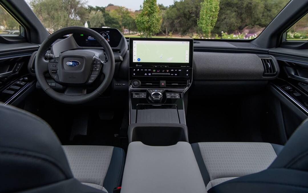Vue de l'intérieur et du tableau de bord du Subaru Solterra 2023