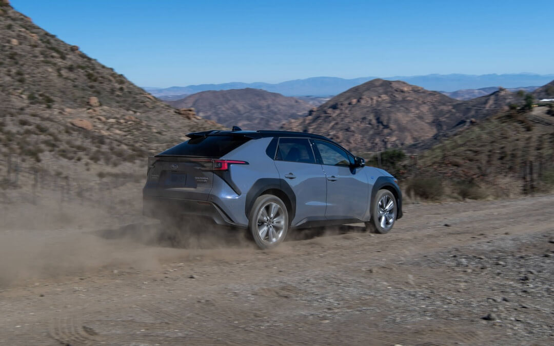Vue de derrière du Subaru Solterra 2023 sur route escarpé