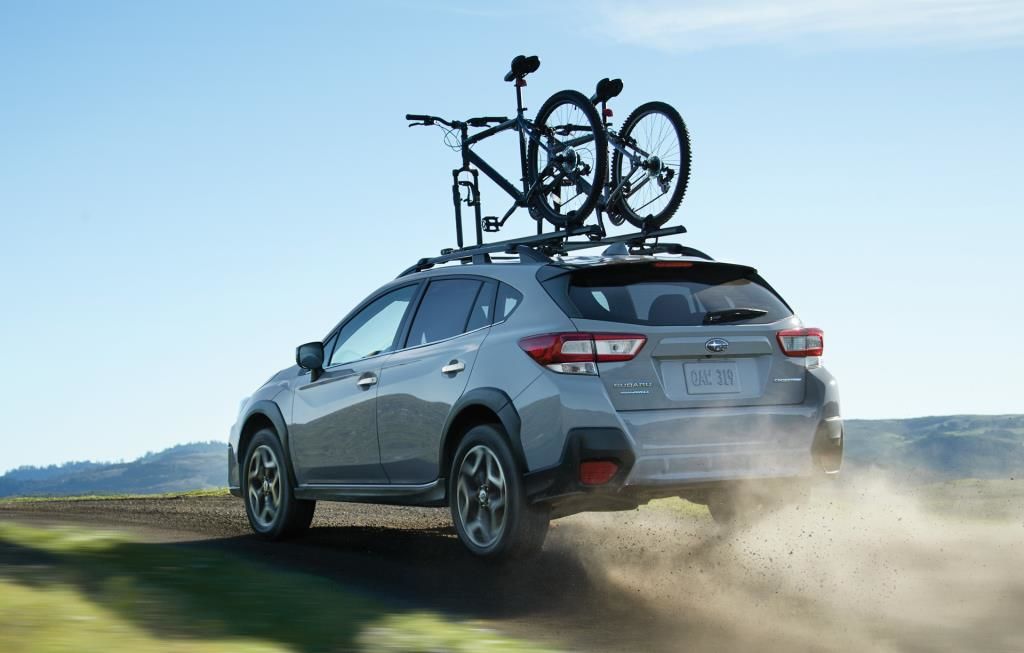 crosstrek-20181519931284292.jpg Vue arrière du Subaru Crosstrek 2018 sur chemin de terre