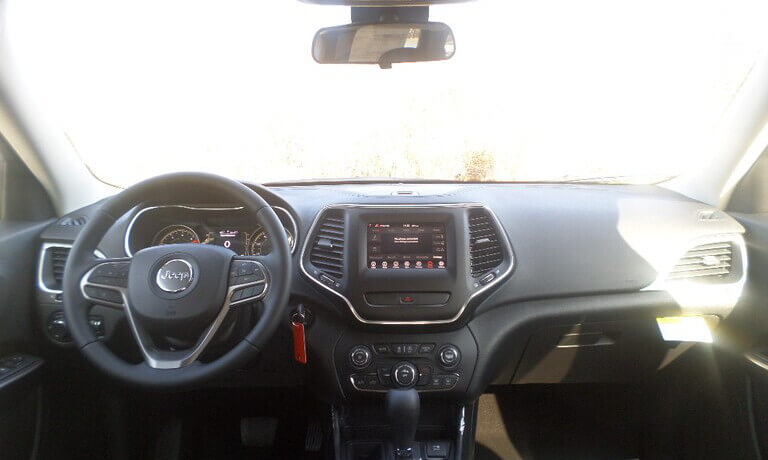 2020 Jeep Cherokee front interior dashboad at Sunnyside CDJR