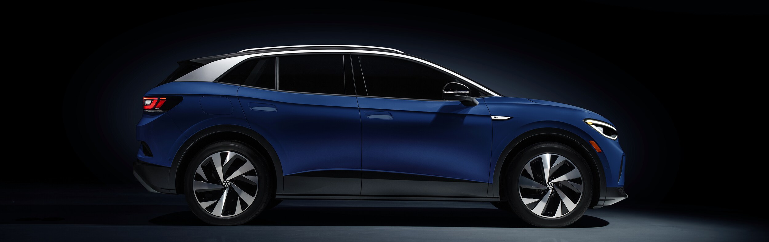 2021-Volkswagen-ID.4-1stEdition-SUV-L05 (1).png