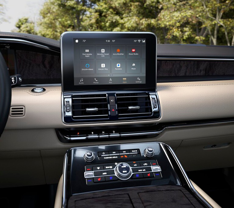 2019-navigator-black-label-technology.jpg