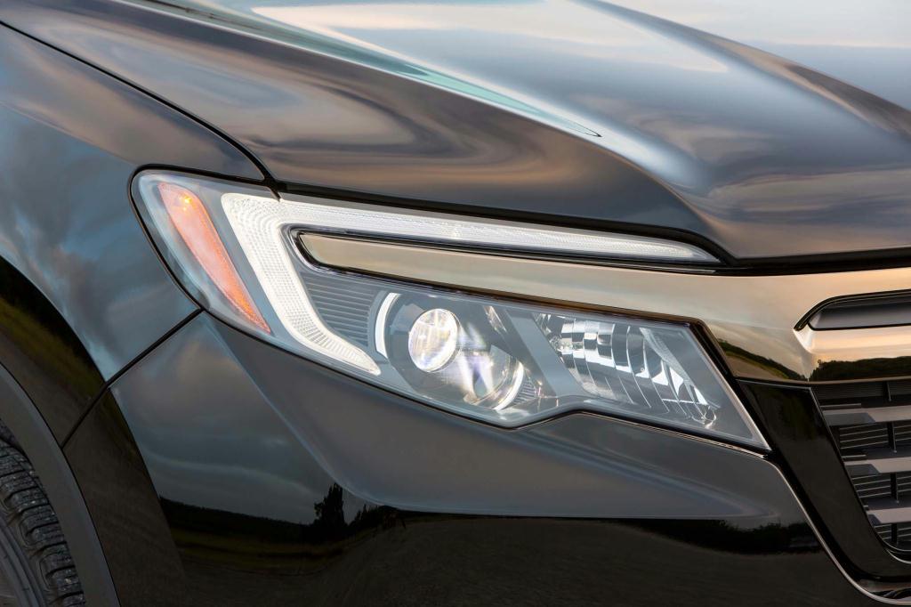 2017-Honda-Ridgeline-Black-Edition-headlamp