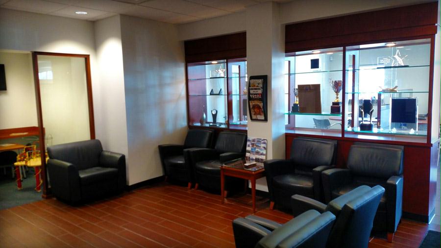 beechmont-subaru-cincinnati-waiting-room-002