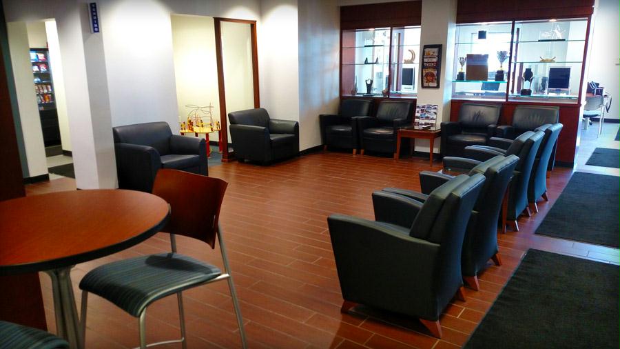 beechmont-subaru-cincinnati-waiting-room-004