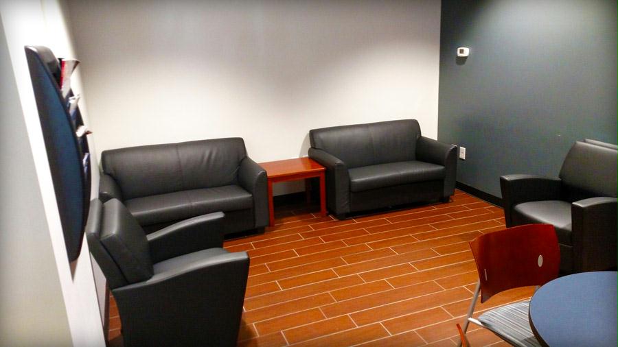 beechmont-subaru-cincinnati-waiting-room-007