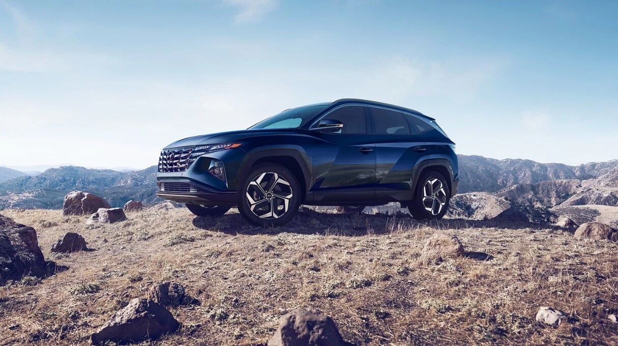 Hyundai Tucson Hybrid in an off-road setting Hyundai Tucson Hybrid in an off-road setting