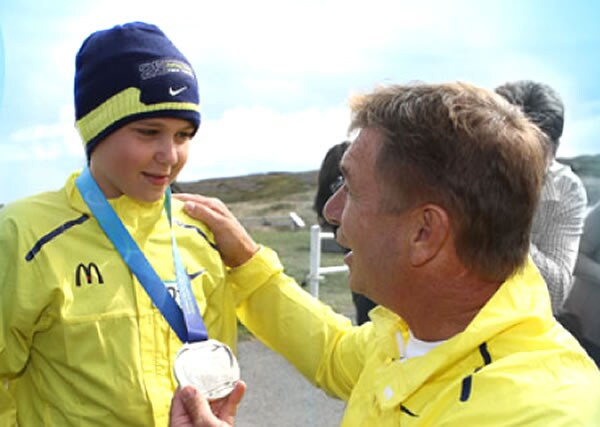 Rick Hansen and relay participant