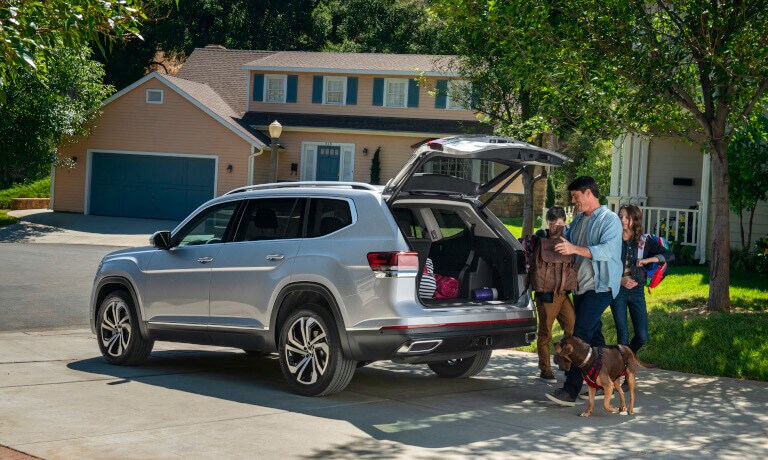 2021 Volkswagen Atlas Exterior Family Loading Stuffin Trunk