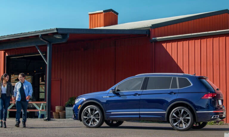 2022 VW Tiguan Exterior Farm with Couple