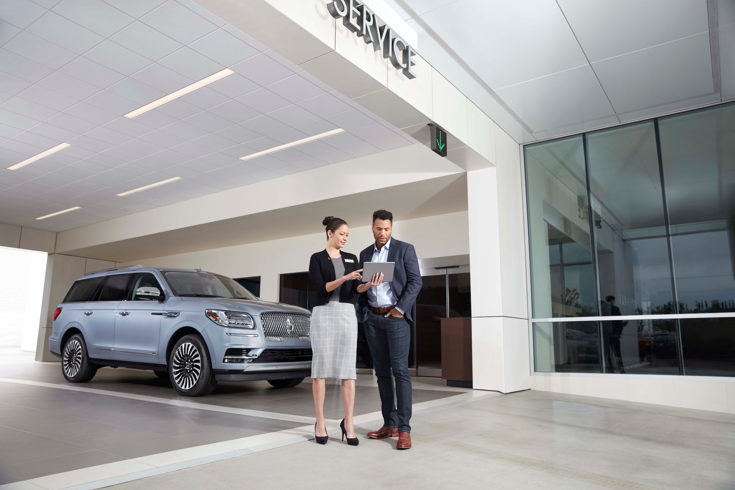 18_LCN_XBD_44847_Priority_Service_Advisor_Client_Service_Lane.jpg