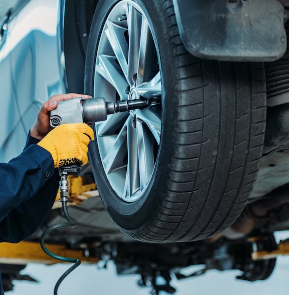 Removing tire bolts