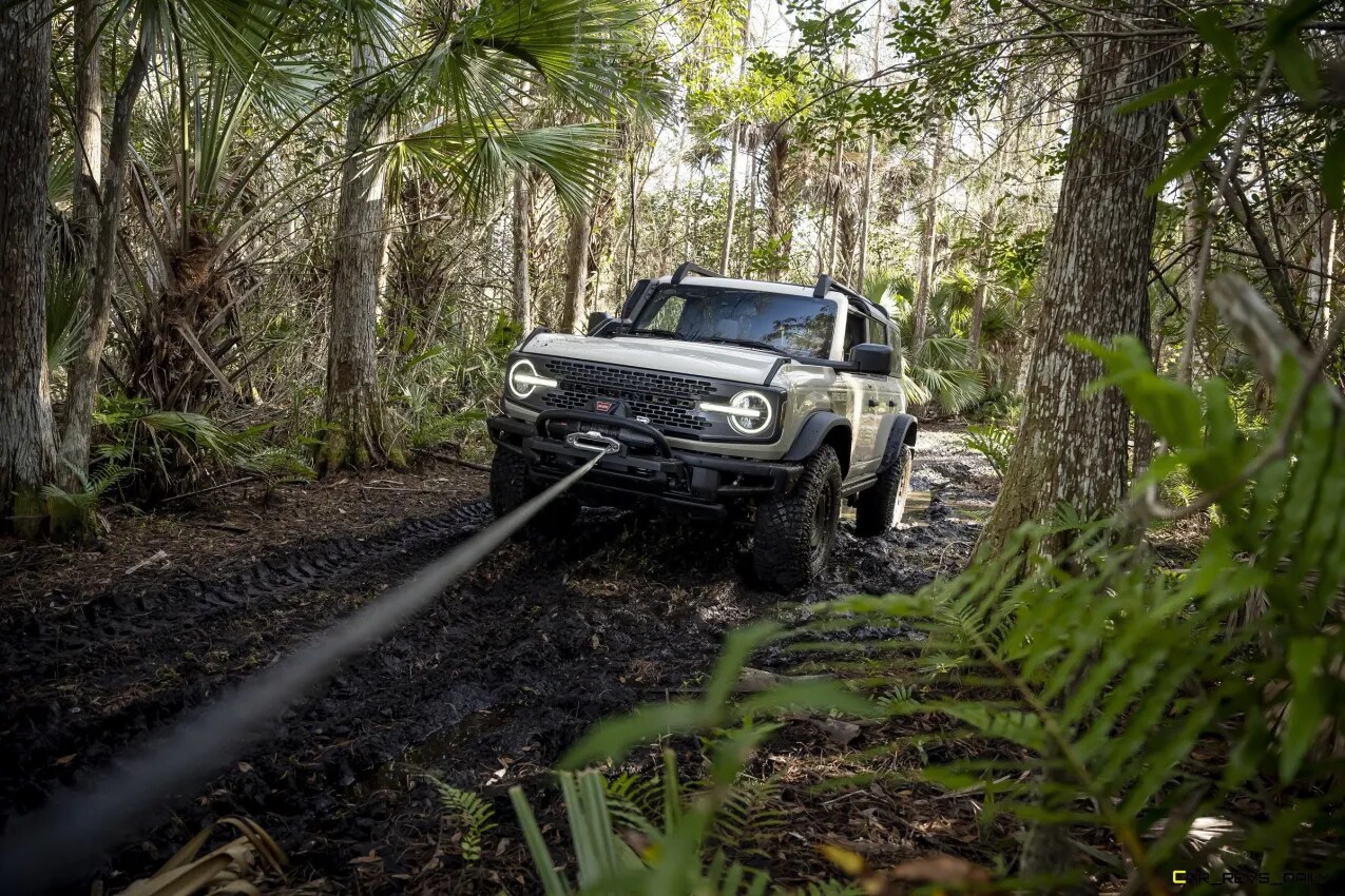 2022-Ford-Bronco-Everglades_Desert-Sand_20.webp