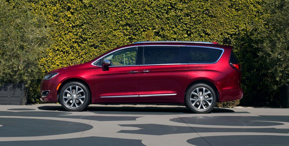 2018-chrysler-pacifica-gallery-exterior-7.jpg.image.1000.jpg