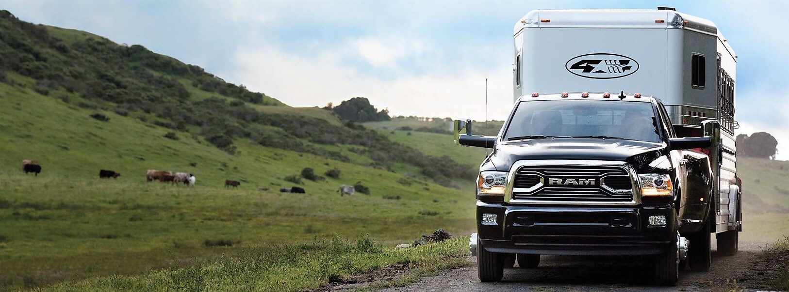 2018_Ram_3500_TowingLargeTrailer.jpg.image.1920.jpg