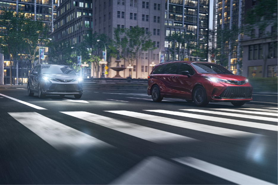2022 Sienna - City Action Shot - 2 Vans.png