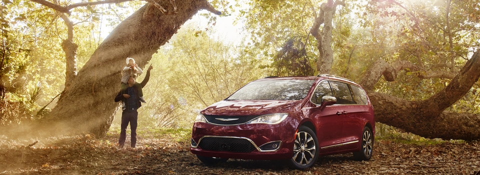 2017-Chrysler-Pacifica-Limited-Platinum-Van-L06.png