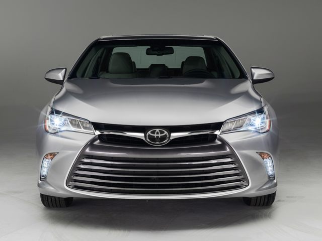2016 Toyota Camry sedan silver front view.jpg