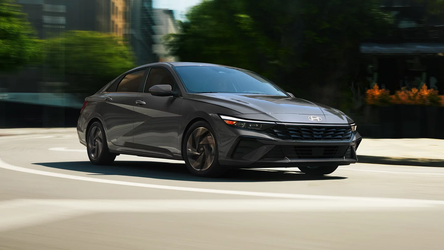 2024-elantra-hev-0129-gallery_16-9.webp