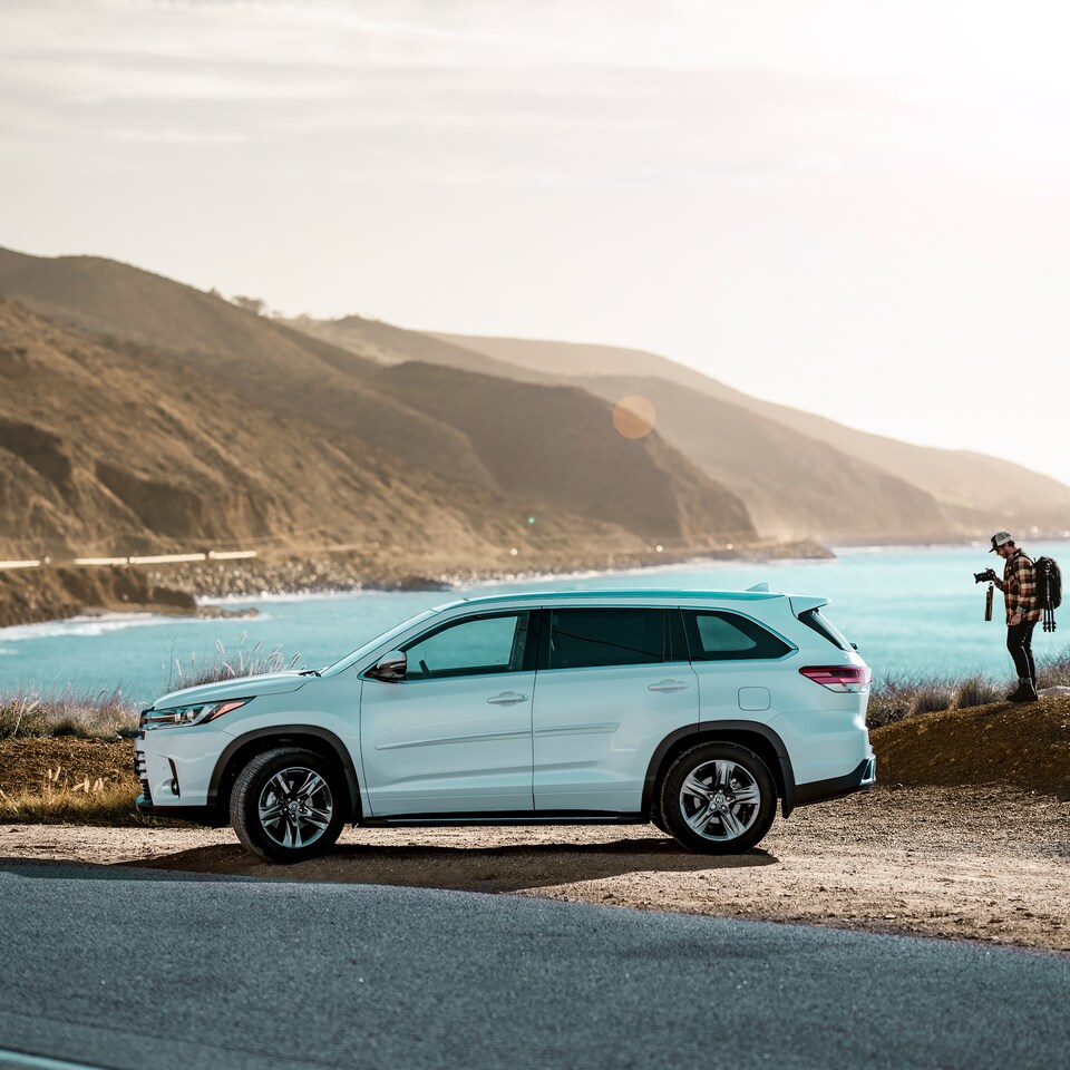 2022-Toyota-Highlander-Limited-SUV-L01.png