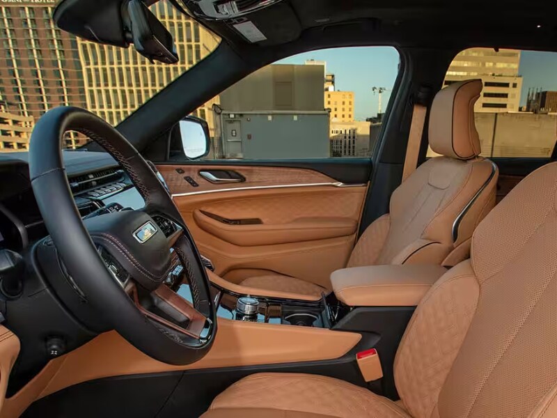 2024JeepGrandCherokee4xe-interior-01.jpg