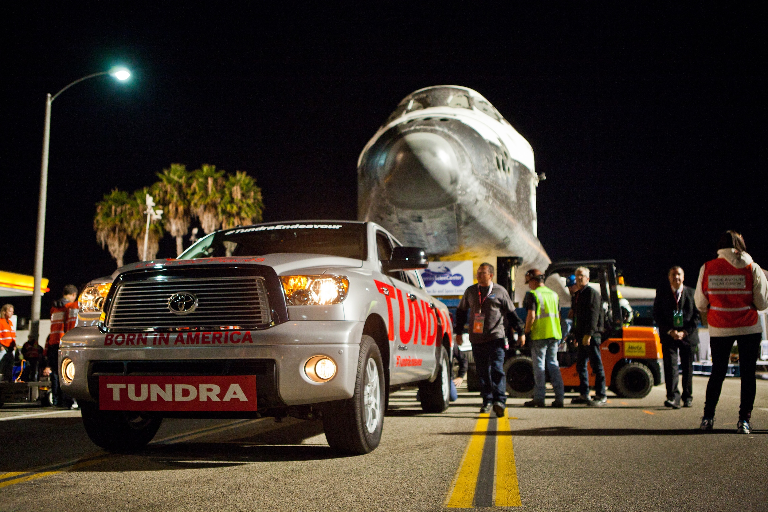 How did the toyota tundra tow the space shuttle