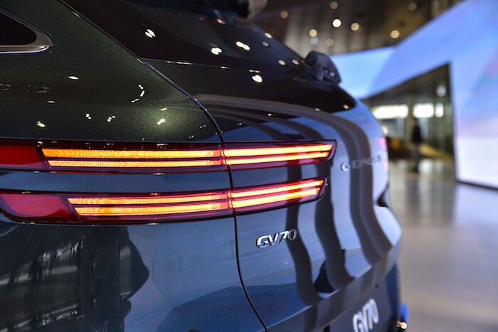 Genesis GV70 2023.jpg